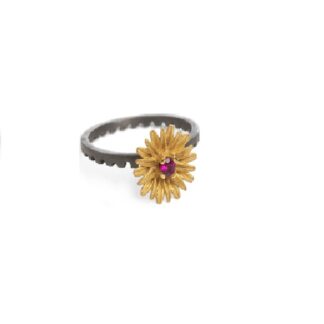 Μικρό δαχτυλίδι λουλούδι με ρουμπίνι 3mm - Έλσα Μουζάκη
