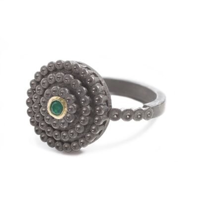 Δαχτυλίδι σε κυκλικό σχήμα με πράσινο όνυχα