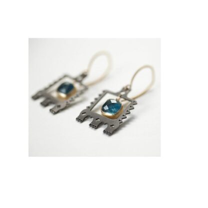 Hook earrings with a square 10x10mm stone in the center