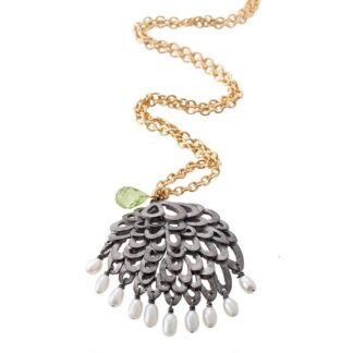 Pendant with peridot & pearls